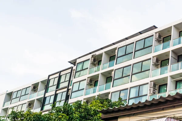 Edifício Condomínio Imobiliário Moderno Com Janela Azul Plano Fundo Casa — Fotografia de Stock