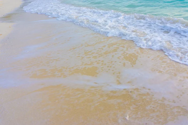 Fehér Homokos Strand Nyugodt Hullám Strand Nyári Vakáció — Stock Fotó