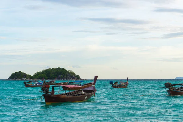 Traditionelles Langschwanzboot Aus Holz Und Wunderschöner Sonnenuntergangsstrand Lipe Thailand — Stockfoto