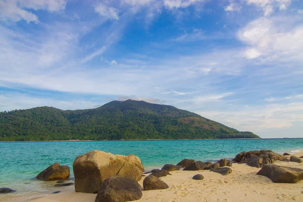 Spiaggia Sabbia Bianca Spiaggia Tropicale Vista Mare Montagna Vacanza Estiva — Foto Stock