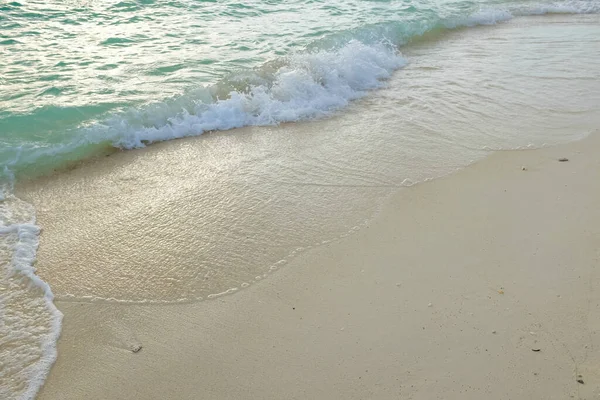 白い砂浜の海の波夏休みの背景 — ストック写真