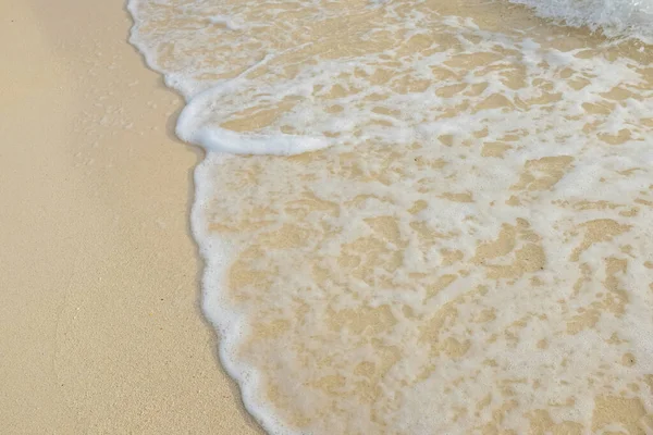 白沙滩上的海浪夏季度假背景 — 图库照片