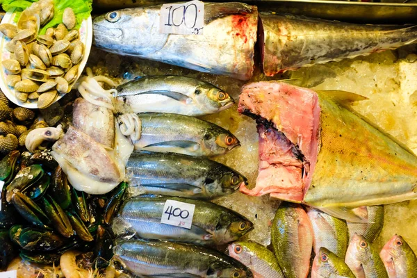 Fisk Och Skaldjur Säljs Lokal Fiskekväll Marknad Uteservering — Stockfoto