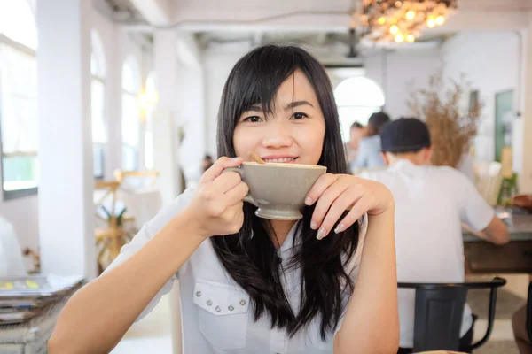 커피를 아름다운 미소짓는 아시아 여성들의 — 스톡 사진