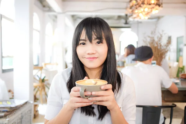 用拿铁咖啡的美丽微笑的亚洲女人的城市生活 — 图库照片