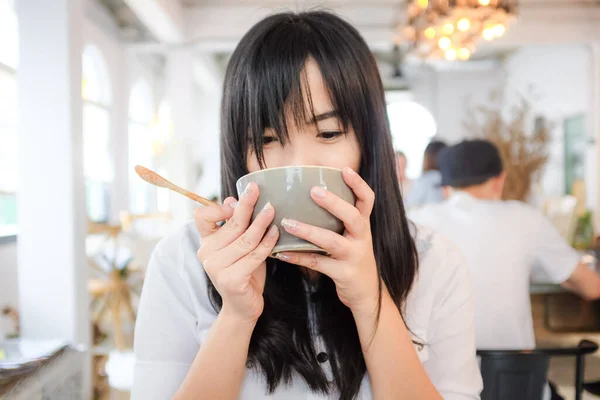 Citylife Beautiful Smiling Asian Women Latte Coffee — Foto de Stock