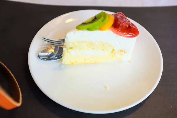Υπέροχο Λευκό Κρεμώδες Κέικ Μούρα Και Ακτινίδια Στο Γλυκό Κέικ — Φωτογραφία Αρχείου