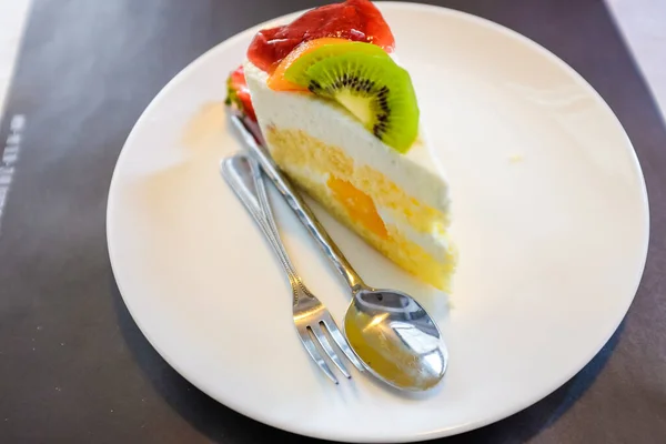 Heerlijke Witte Romige Taart Met Bessen Kiwi Tafel Zoete Taart — Stockfoto