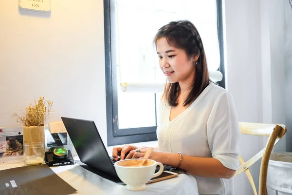 Feliz Joven Hermosa Mujer Asiática Usando Ordenador Portátil Beber Café — Foto de Stock