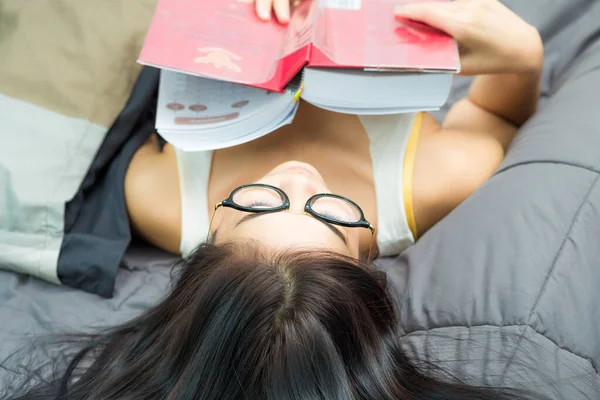 Gyönyörű Asin Tanuló Nők Feküdt Kényelmes Ágyban Olvasás Könyv Szexi — Stock Fotó