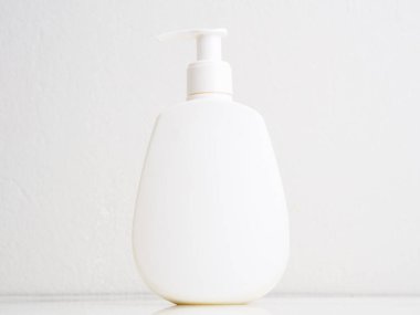 Boş kozmetik ürünleri seti beyaz arka planda izole edilmiş pompa kapağı, kozmetik paket koleksiyonu ile taklit