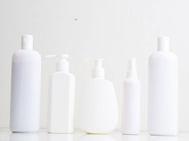 Boş kozmetik ürünleri seti beyaz arka planda izole edilmiş pompa kapağı, kozmetik paket koleksiyonu ile taklit