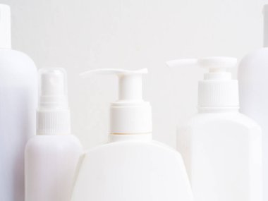 Boş kozmetik ürünleri seti beyaz arka planda izole edilmiş pompa kapağı, kozmetik paket koleksiyonu ile taklit