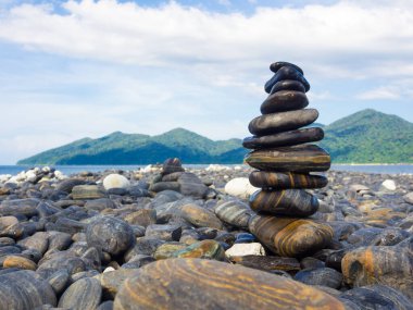 Deniz plajı zen konsept peyzaj üzerine siyah taş dekorasyonu
