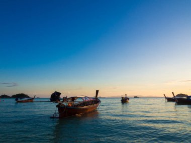 Deniz kıyısındaki tekne renkli gökyüzü günbatımı doğa gezisi manzarası Lipe Tayland