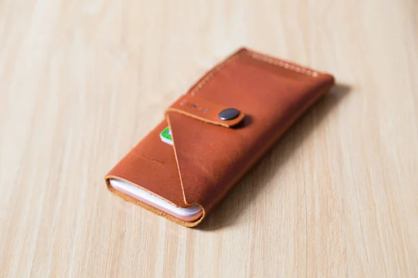 木地の職人技の茶色の本革パスポートバッグケース — ストック写真