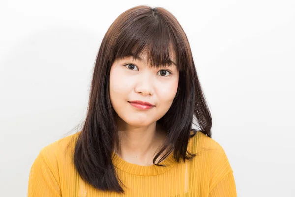 Asyalı Güzel Gülümseyen Kadın Portresi Beyaz Arka Planda Sarı Gömlek — Stok fotoğraf