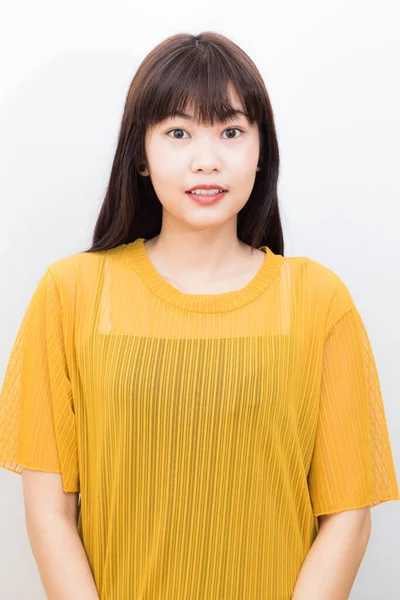 아시아인 여인의 스튜디오 촬영에 노란색 — 스톡 사진