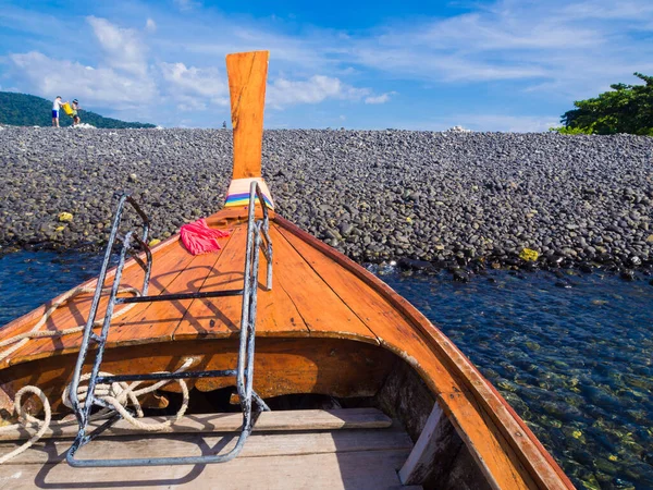 泰国丽皮岛岩石海滩上的木制长尾船坞暑假 — 图库照片