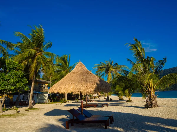 Sillas Playa Playa Arena Blanca Con Palmera Coco Cielo Azul — Foto de Stock