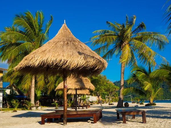 Beach Chairs White Sand Beach Coconut Palm Tree Cloudy Blue — Fotografia de Stock