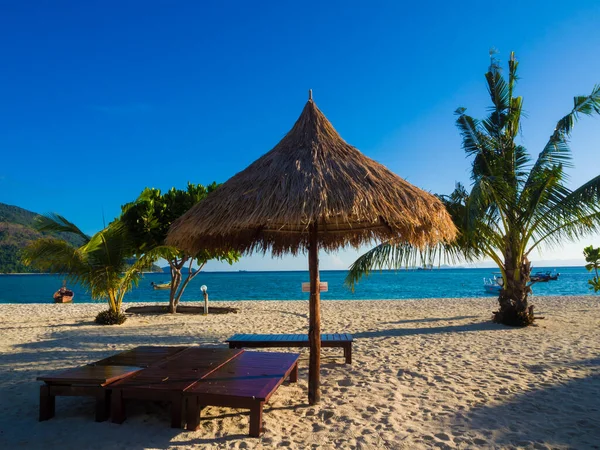 Sillas Playa Playa Arena Blanca Con Palmera Coco Cielo Azul — Foto de Stock