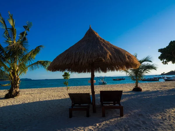 白沙滩上的海滩椅子 有椰子树 乌云密布的蓝天和阳光 — 图库照片#