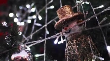 Çam ağacında asılı Noel süsü Bulanık bokeh ile