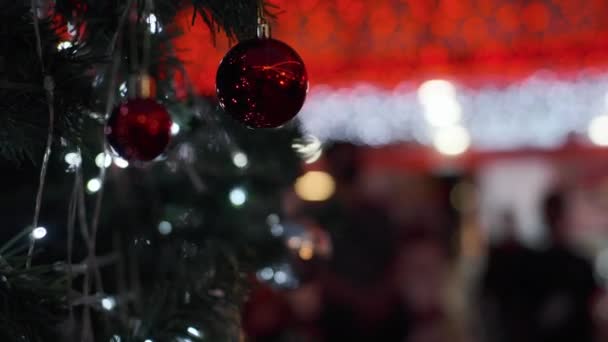 Decoração Natal Ornamento Pendurado Pinheiro Com Bokeh Borrado — Vídeo de Stock