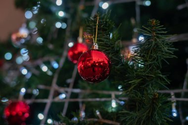 Noel ağacı süslemesi, balo ve hediye kutuları, yeni yıl tatili arka planı.