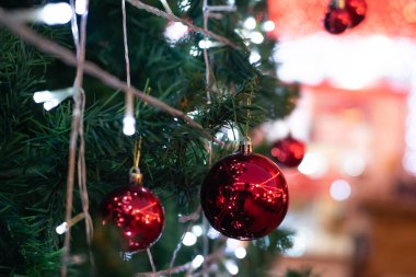 Lüks süs kırmızı top Noel ağacına asılıyor Mutlu Noeller süpermarketinde süsleniyor