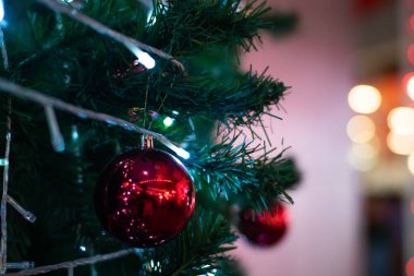 Noel ağacı süslemesi, balo ve hediye kutuları, yeni yıl tatili arka planı.