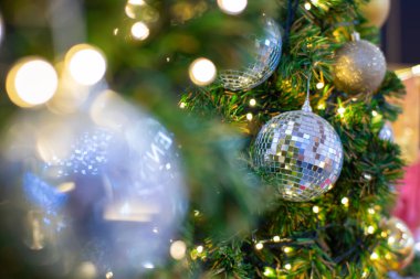 Noel balosu süsleri çam ağacı Noel süsleri ve mutlu yeni yıl arkaplanı.