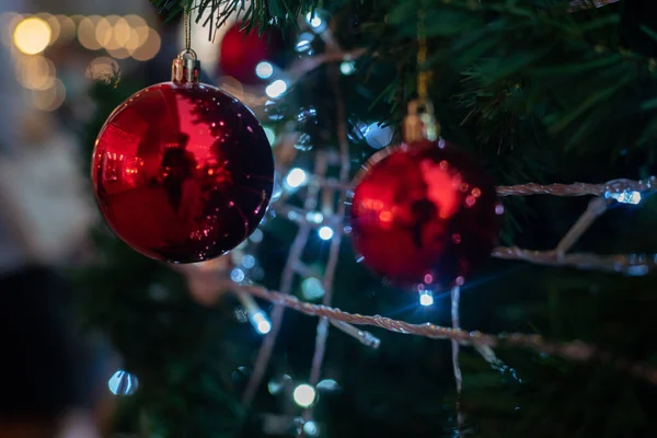 Primo Piano Palline Rosse Toniche Vintage Ghirlande Bokeh Albero Natale — Foto Stock