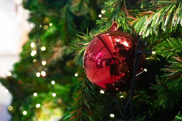 Розкішний Червоний Висить Різдвяному Дереві Супермаркеті Merry Xmas — стокове фото