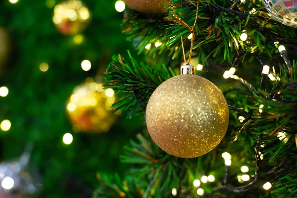 Золотий Розкішний Різдвяний Затягується Сосновому Дереві Розмитий Боке Блискучий Фон — стокове фото
