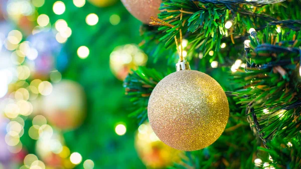 Χριστουγεννιάτικο Στολίδι Μπάλα Διακοσμούν Πεύκο Χριστούγεννα Δέντρο Και Ευτυχισμένο Νέο — Φωτογραφία Αρχείου