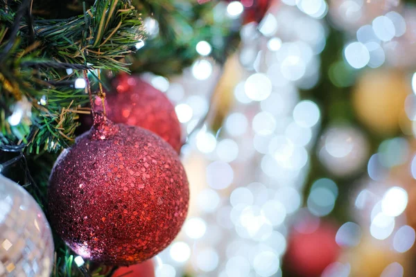 Närbild Färgglada Bollar Julgran Bokeh Körtlar Bakgrunden Begreppet Nyår — Stockfoto