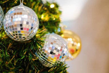 Bulanık bokeh arkaplanlı Noel balosu ağacı fotokopi alanı mutlu noeller