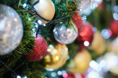 Bulanık bokeh arkaplanlı Noel balosu ağacı fotokopi alanı mutlu noeller