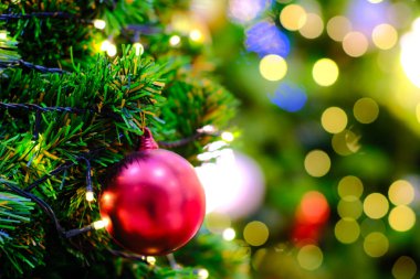 Bulanık bokeh arkaplanlı Noel balosu ağacı fotokopi alanı mutlu noeller