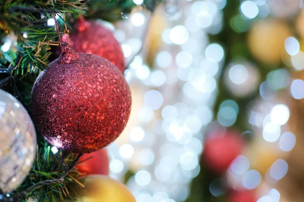 Bulanık bokeh arkaplanlı Noel balosu ağacı fotokopi alanı mutlu noeller