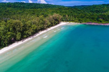 Tropikal deniz adası beyaz kumsal turkuvaz su havadan görünüşü Koh Kood Tayland