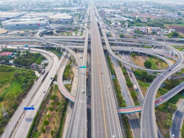 Hava manzaralı şehir taşıma eğrisi dönüş yolu araç taşımacılığı endüstriyel