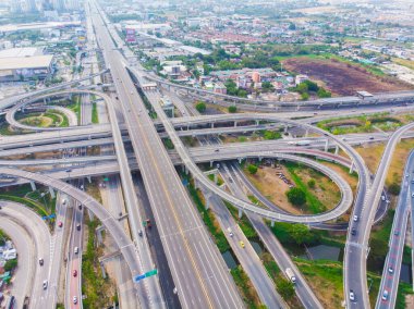 Hava manzaralı şehir taşıma eğrisi dönüş yolu araç taşımacılığı endüstriyel