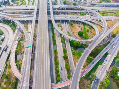 Hava manzaralı şehir taşıma eğrisi dönüş yolu araç taşımacılığı endüstriyel