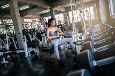 Spor salonundaki spor salonundaki halterleri kaldıran seksi spor kadınları.