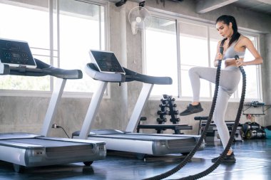 Kadın kardiyo eğitimi savaş ipi vücut geliştirme sağlıklı bir kavram.