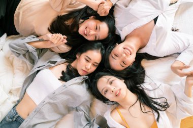 Moda, güzel kadın grubu toplantısı, yatak kutlaması konsepti.