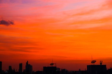 Siluet şehir binası günbatımı renkli gökyüzü bulutlu günbatımı arka planı